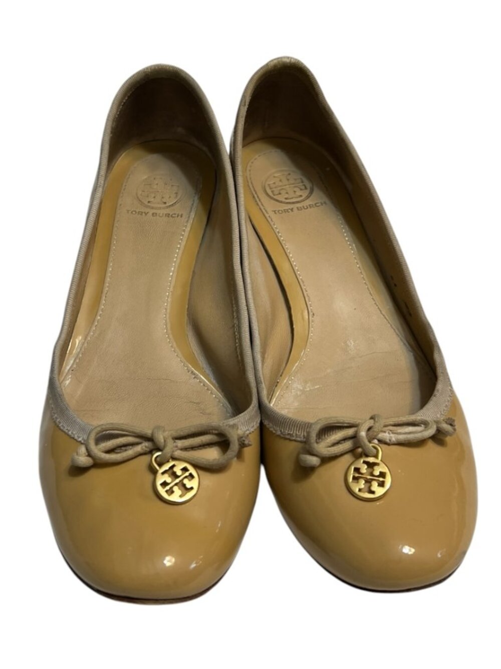 Tory Burch Block Heel Ballet Flats Sz 7 Camel Patent Leather Bow Logo Charm